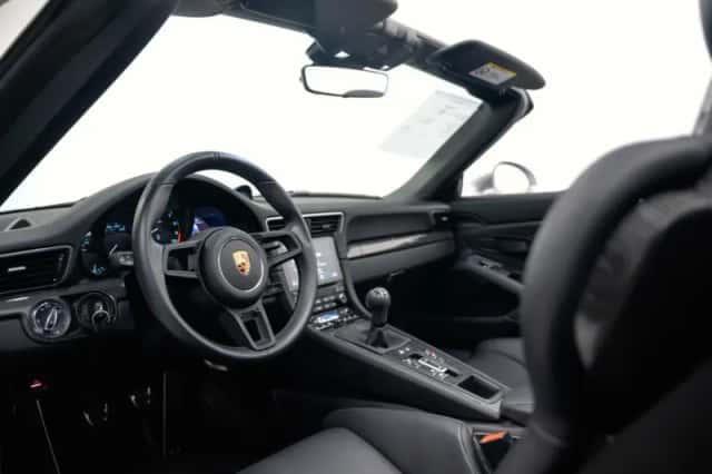 Porsche 911 (2019) thumbnail 4