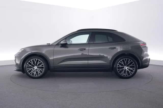 Porsche Macan (2025) thumbnail 2