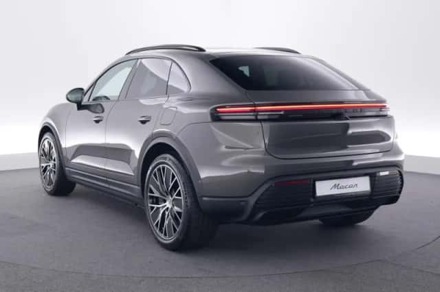 Porsche Macan (2025) thumbnail 3