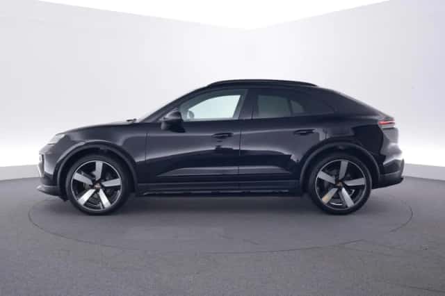 Porsche Macan (2025) thumbnail 2