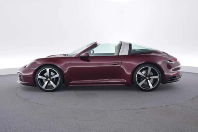 Porsche 911 (2021) thumbnail 2