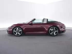 Porsche 911 (2021) thumbnail 2