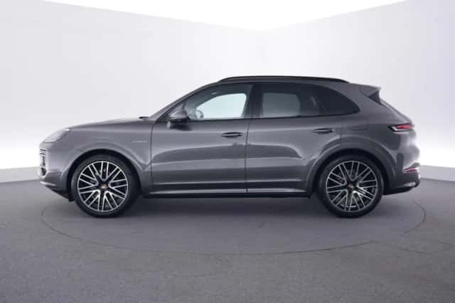 Porsche Cayenne (2025) thumbnail 2