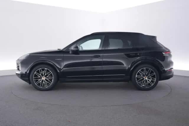 Porsche Cayenne (2023) thumbnail 2