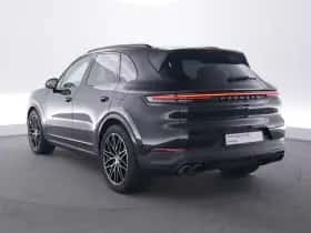 Porsche Cayenne (2023) thumbnail 3