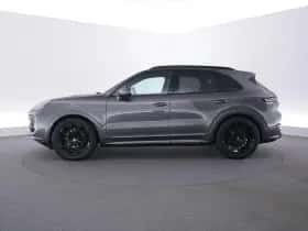 Porsche Cayenne (2025) thumbnail 2