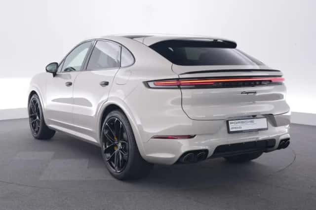 Porsche Cayenne (2023) thumbnail 3