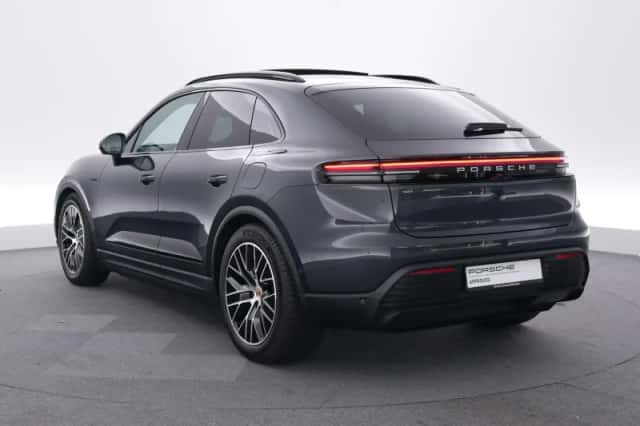 Porsche Macan (2025) thumbnail 3
