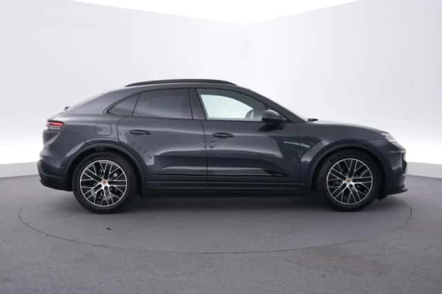Porsche Macan (2025) thumbnail 6