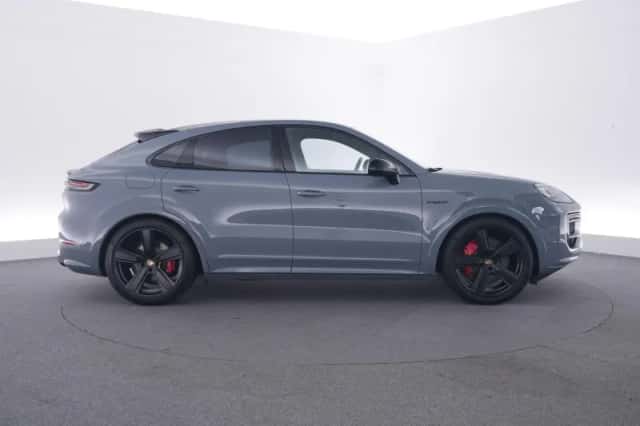 Porsche Cayenne (2025) thumbnail 6