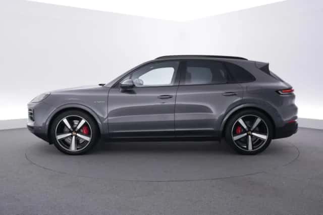 Porsche Cayenne (2024) thumbnail 2