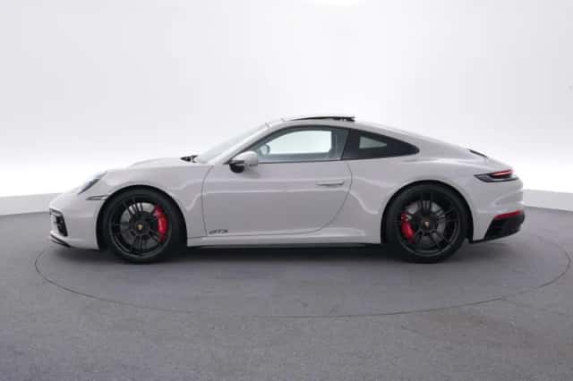 Porsche 911 (2023) thumbnail 2