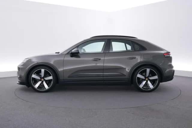 Porsche Macan (2025) thumbnail 2