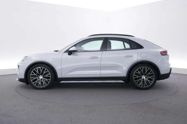 Porsche Macan (2026) thumbnail 2