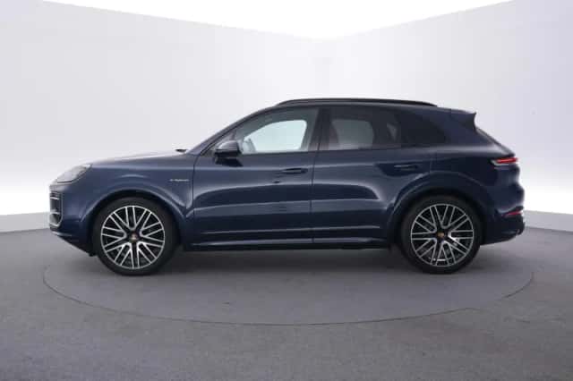 Porsche Cayenne (2025) thumbnail 2