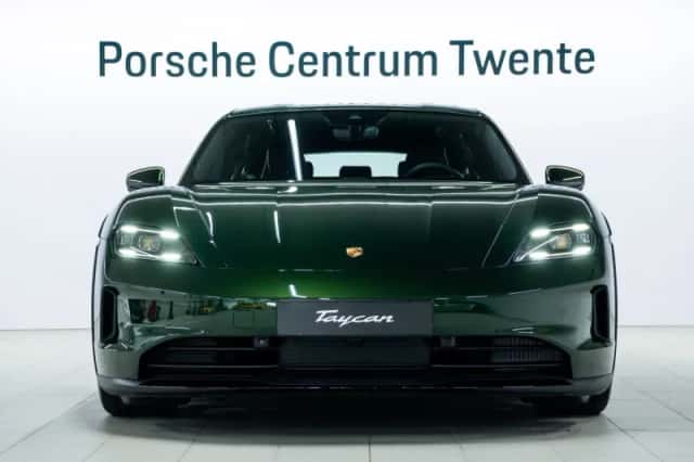 Porsche Taycan (2024) thumbnail 2