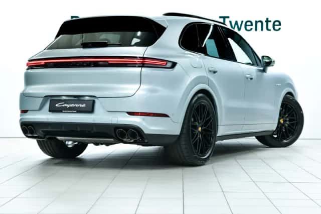 Porsche Cayenne (2025) thumbnail 3