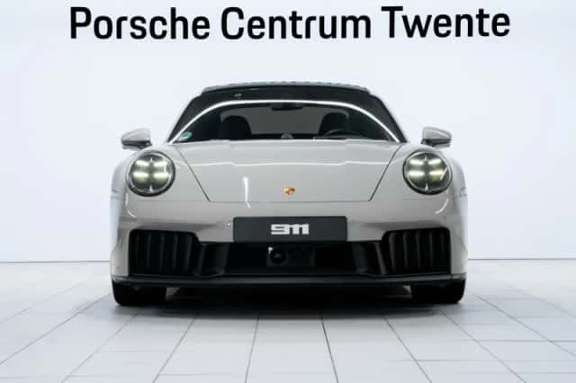 Porsche 911 (2024) thumbnail 2