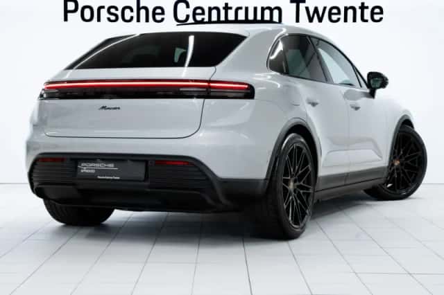 Porsche Macan (2025) thumbnail 3