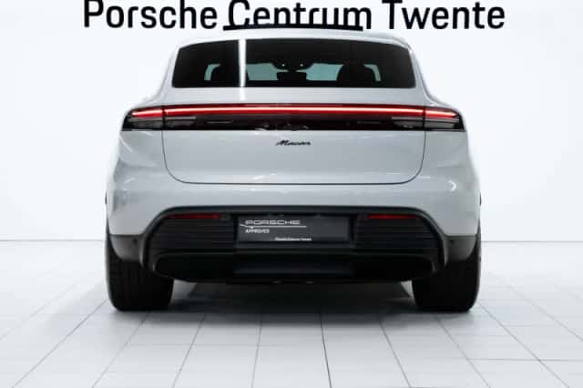 Porsche Macan (2025) thumbnail 4