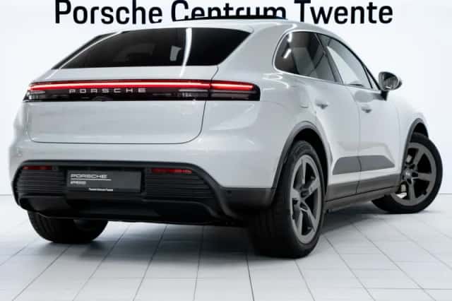 Porsche Macan (2026) thumbnail 3