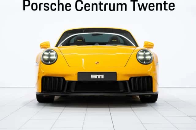 Porsche 911 (2025) thumbnail 2