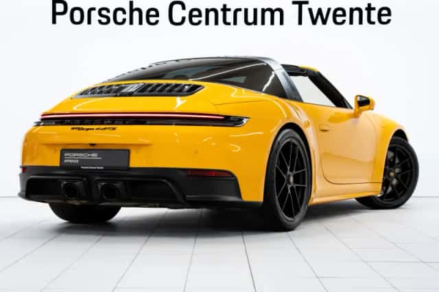 Porsche 911 (2025) thumbnail 3