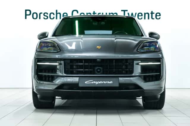 Porsche Cayenne (2023) thumbnail 2