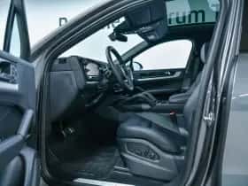Porsche Cayenne (2023) thumbnail 14