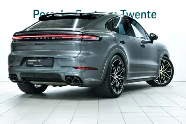 Porsche Cayenne (2023) thumbnail 3