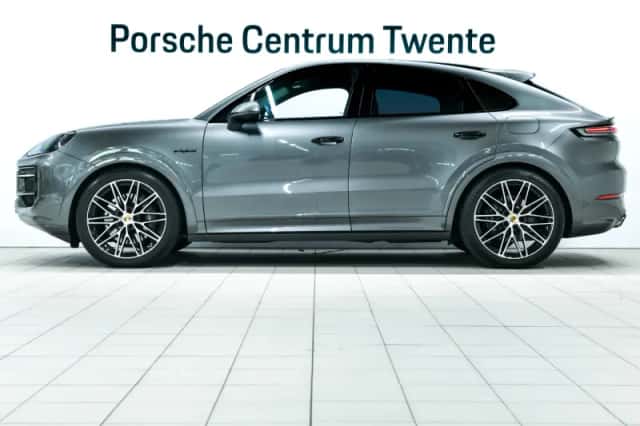 Porsche Cayenne (2023) thumbnail 5