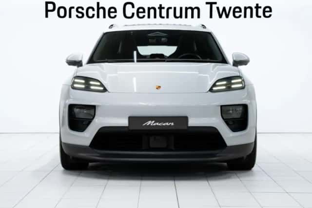 Porsche Macan (2024) thumbnail 2