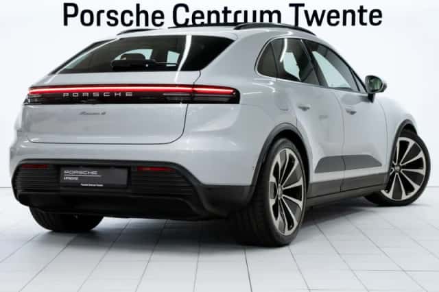 Porsche Macan (2024) thumbnail 3