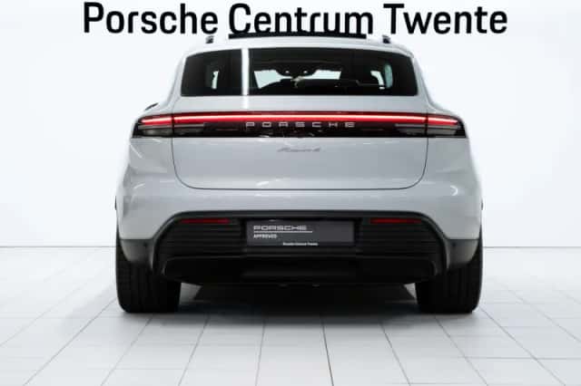 Porsche Macan (2024) thumbnail 4