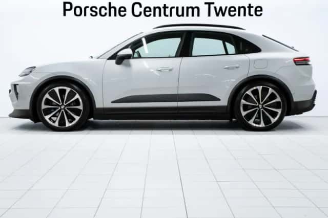 Porsche Macan (2024) thumbnail 5