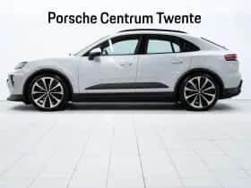 Porsche Macan (2024) thumbnail 5