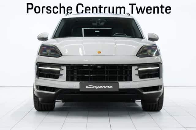 Porsche Cayenne (2023) thumbnail 2
