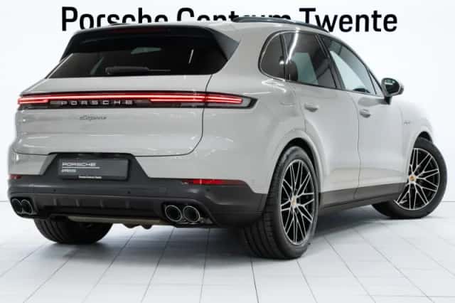 Porsche Cayenne (2023) thumbnail 3