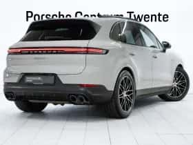 Porsche Cayenne (2023) thumbnail 3