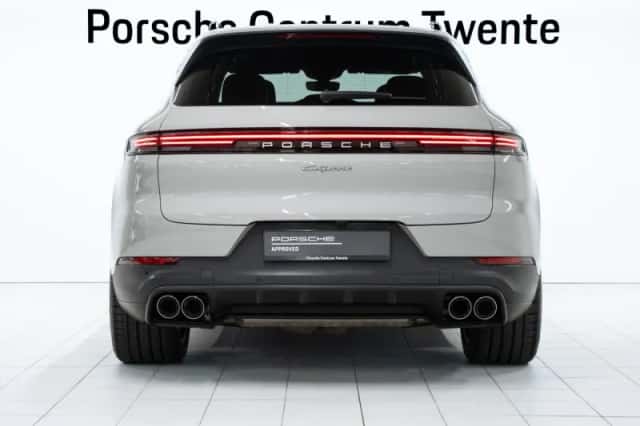 Porsche Cayenne (2023) thumbnail 4