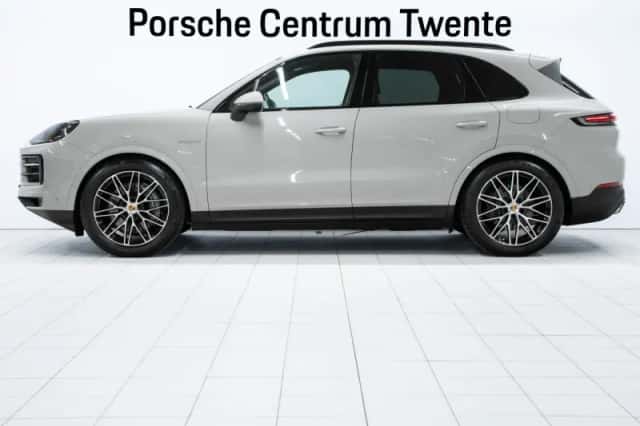 Porsche Cayenne (2023) thumbnail 5