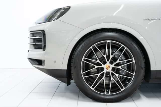 Porsche Cayenne (2023) thumbnail 6