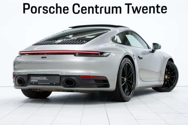 Porsche 911 (2020) thumbnail 3