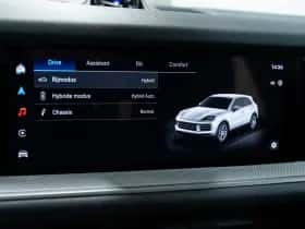Porsche Cayenne (2023) thumbnail 38