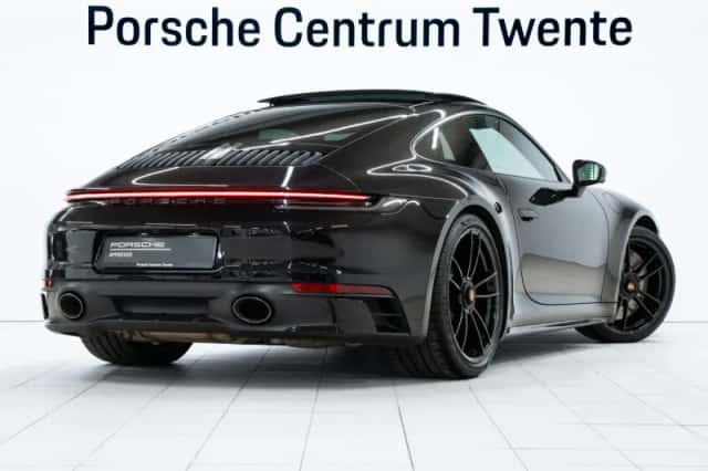 Porsche 911 (2022) thumbnail 3