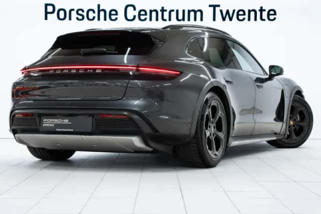 Porsche Taycan (2021) thumbnail 3