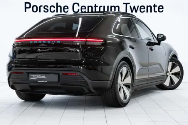 Porsche Macan (2024) thumbnail 3