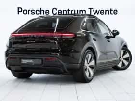 Porsche Macan (2024) thumbnail 3