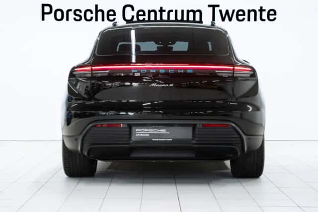 Porsche Macan (2024) thumbnail 4
