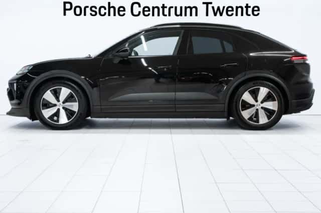 Porsche Macan (2024) thumbnail 5